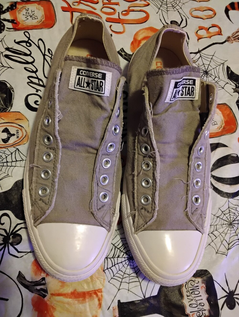 Converse Chuck Taylor Gray shoes Sneakers low tops Men’s size 9.5 9 1/2 slip ons